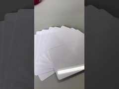 Efecto de tarjeta laminada por placa brillante