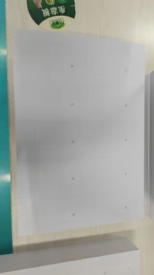 En el caso de las tarjetas inteligentes de RFID de PVC, las incrustaciones y las hojas de prelam para las tarjetas de RFID se fabrican con un chip de A4 IC Fudad F08