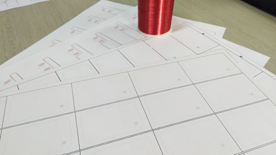 En el caso de las tarjetas inteligentes de RFID de PVC, las incrustaciones y las hojas de prelam para las tarjetas de RFID se fabrican con un chip de A4 IC Fudad F08