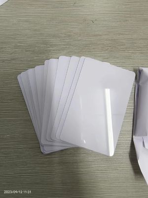 Tarjeta blanca en blanco imprimible térmicamente en PVC Cr80 54*85.6mm Para la producción de tarjetas