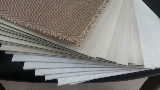 El aislamiento laminado con placa laminada de PVC con capas de fieltro de lana y caucho de silicio negro