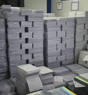 Hoja de PVC impresa por inyección de tinta blanca con fuerte resistencia a la descamación para imágenes de alta resolución y tamaños personalizados