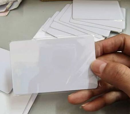 Hojas de PVC blancas imprimibles por inyección de tinta para la producción de tarjetas de plástico.