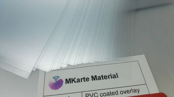 Película de revestimiento de PVC transparente con un grosor de 0,04-1,0 mm y un nivel de adhesión fuerte para la laminación de tarjetas de plástico