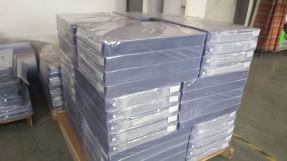Película de revestimiento de PVC transparente con un grosor de 0,04-1,0 mm y un nivel de adhesión fuerte para la laminación de tarjetas de plástico