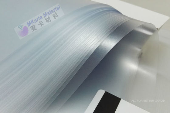 Alta película de la capa del Pvc de la adherencia ningún cambio del color para laminar la tarjeta de Smard