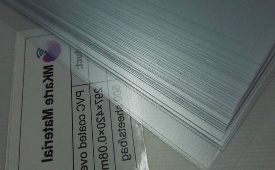 Alto tamaño de encargo del material plástico del PVC de la adherencia para la producción de la tarjeta del PVC