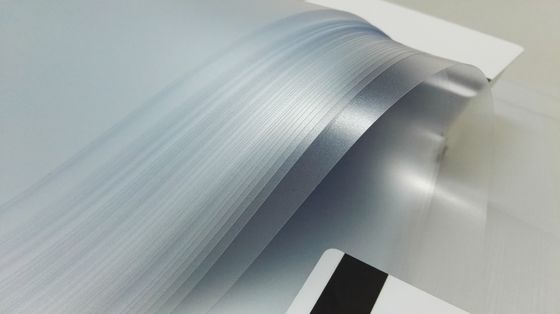 Película cubierta revestida plástica material de envejecimiento superior de la tarjeta del Pvc para la producción de Smart Card