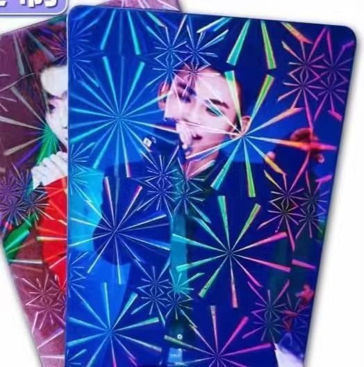 Material de la tarjeta de brillo Película holográmica de 0,06 mm Revestimiento de PVC para la producción de tarjetas de diseño especial