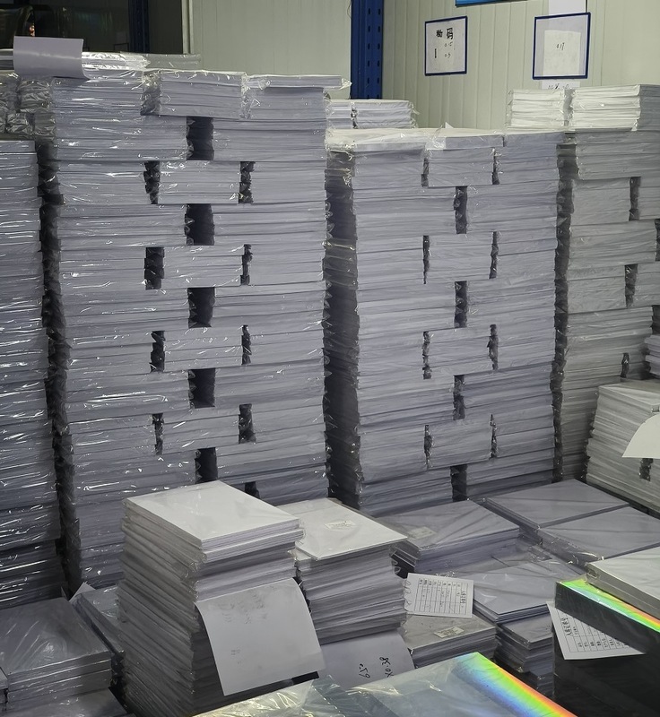 Hoja de PVC impresa por inyección de tinta blanca con fuerte resistencia a la descamación para imágenes de alta resolución y tamaños personalizados