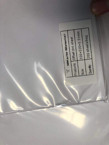 Tamaño personalizado 0.3mm Hoja de PVC imprimible con tinta blanca y fuerte resistencia al pelado para la producción de tarjetas inteligentes