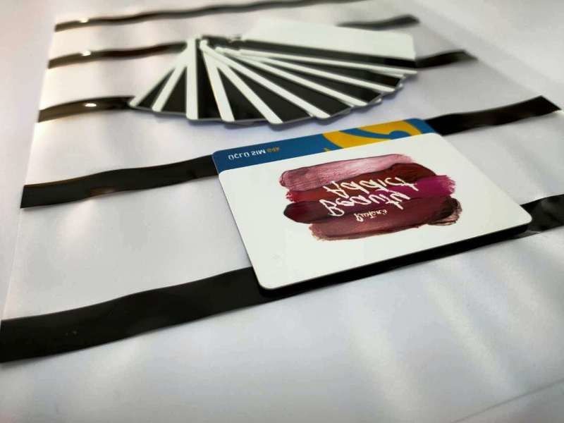 Raya magnética del Hola-Co del color de la película revestida negra de las rayas magnéticas para la laminación de la tarjeta del PVC